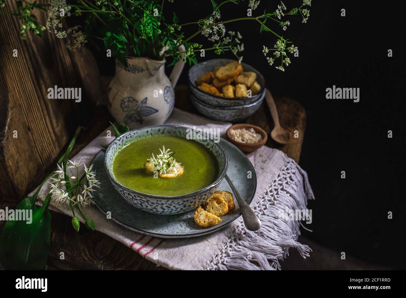 Grüne Brennnessel- und Bärlauch-Suppe mit Croutons Stockfoto