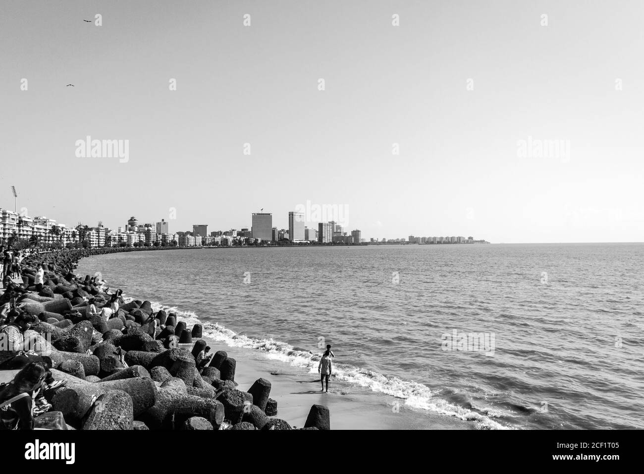 Marine Drive mit Einheimischen und Reisenden, die ein Sonnenbad am Chowpatty Beach genießen. Marine Drive, auch bekannt als die Kette der Königin. Mumbai City Marine. Stockfoto