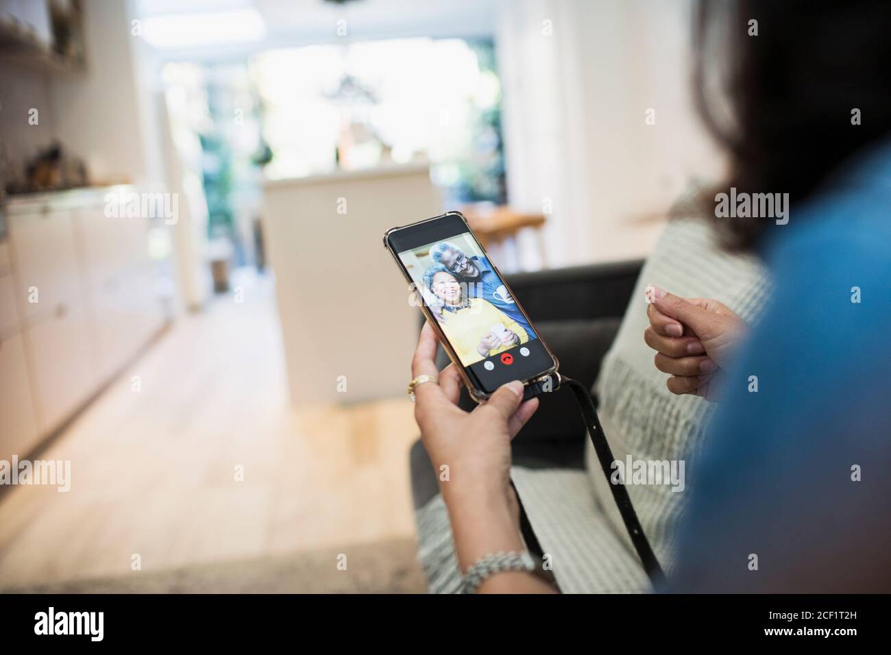 Frau Video chatten mit Eltern auf Smartphone-Bildschirm Stockfoto