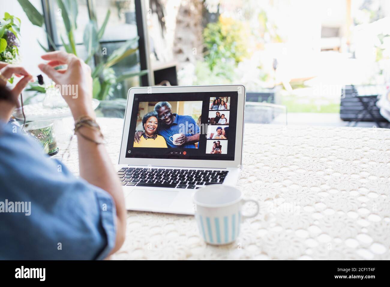 Frau Video chatten mit Freunden auf Laptop-Bildschirm Stockfoto