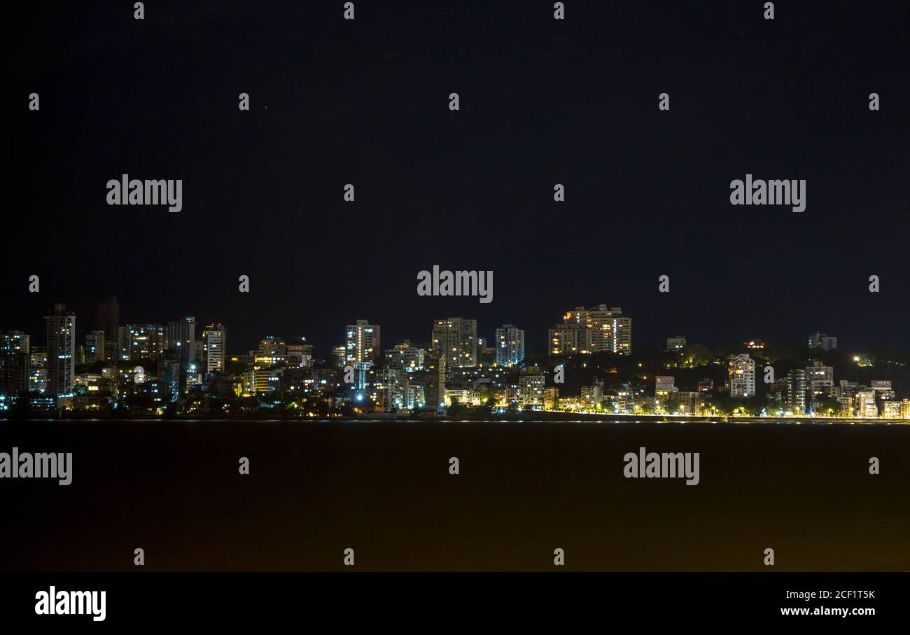 Nachtfotografie im Limettenlicht einer Metropolstadt Mumbai. Marinestrecke in den Nachtlichtern von Mumbai. Das Nachtleben einer Stadt, die nie schläft Stockfoto