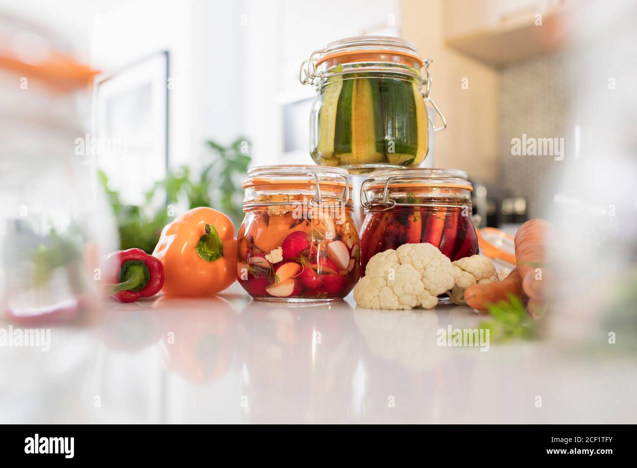 Eingelegtes Gemüse in Gläsern auf der Küchentheke Stockfoto