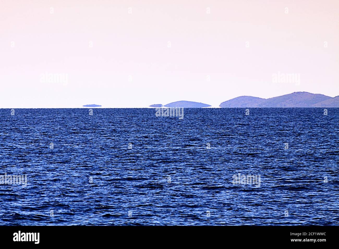 FATA morgana Mirage auf den Kornaten, weit von der dalmatinischen Küste Kroatiens entfernt Stockfoto
