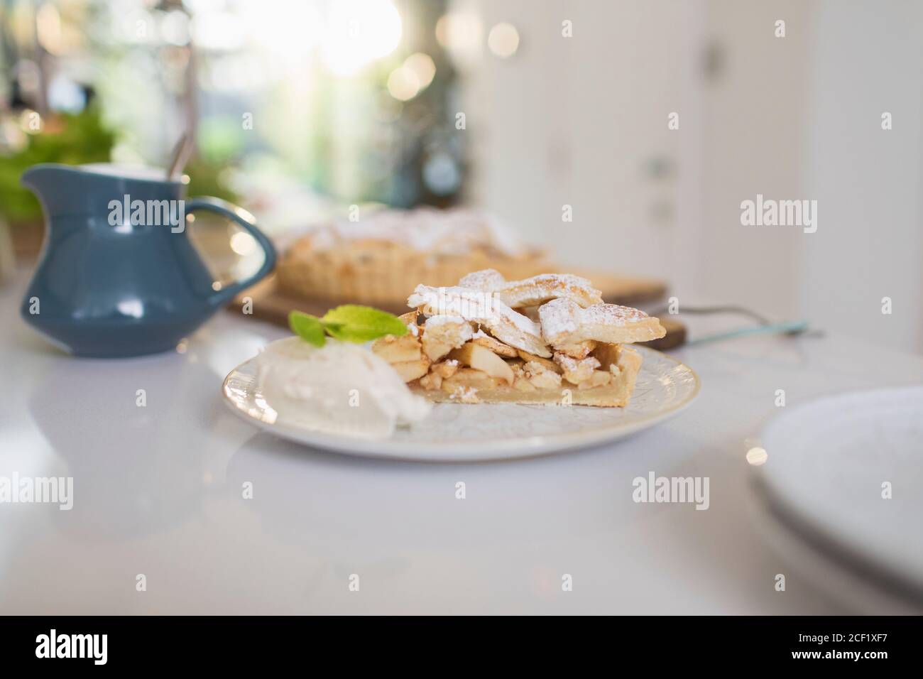 Frisch gebackene Apfelkuchen und Eis auf Dessertplatte Stockfoto