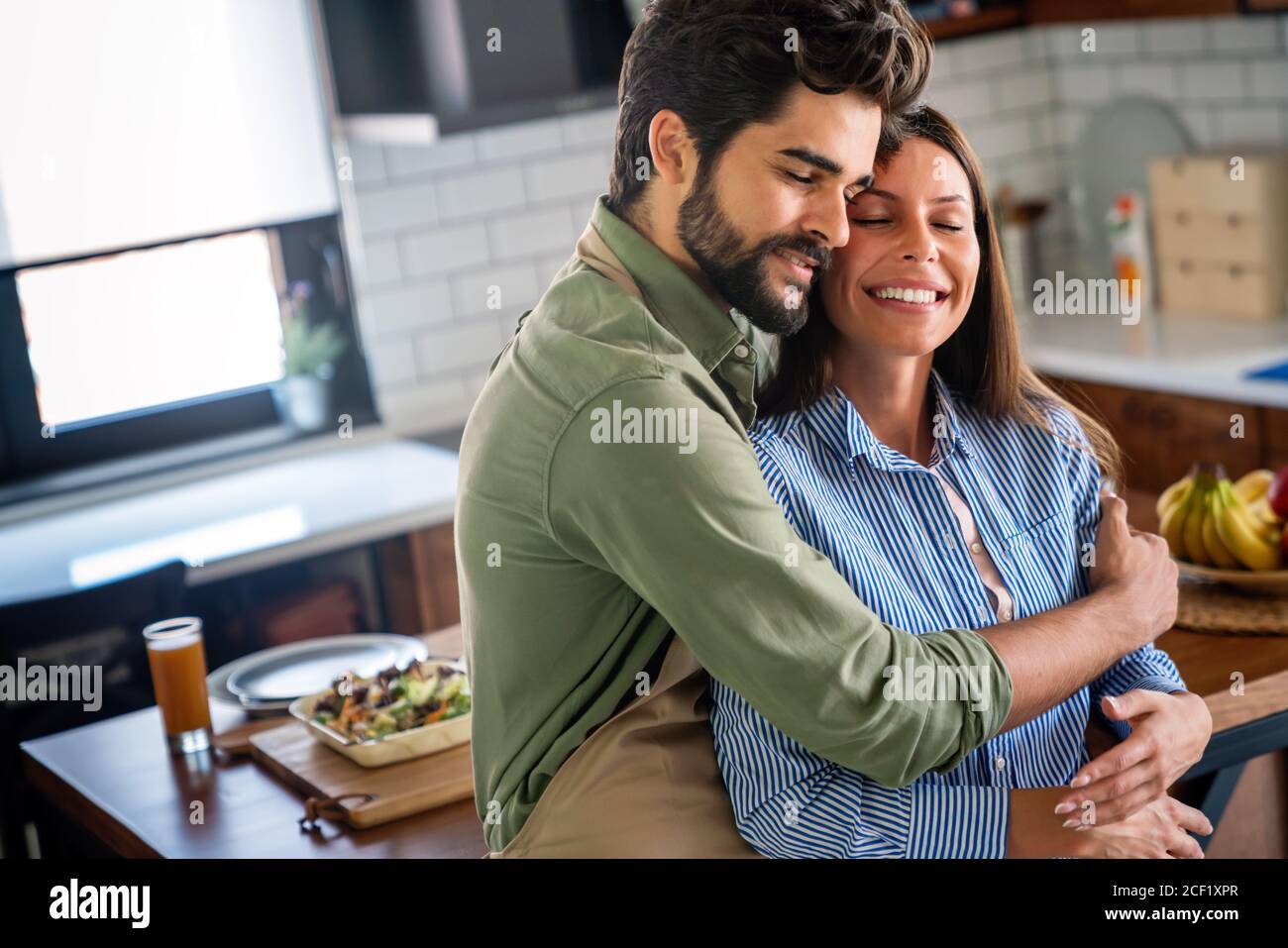 Romantische glücklich junges Paar Umarmung bei modernen Zuhause drinnen und Viel Spaß Stockfoto