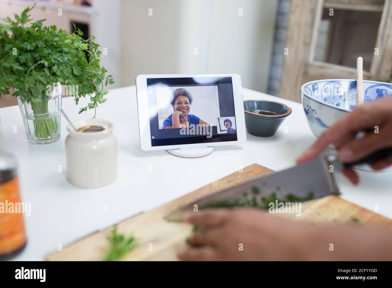 Frau Kochen und Video-Chat auf dem digitalen Tablet-Bildschirm Stockfoto