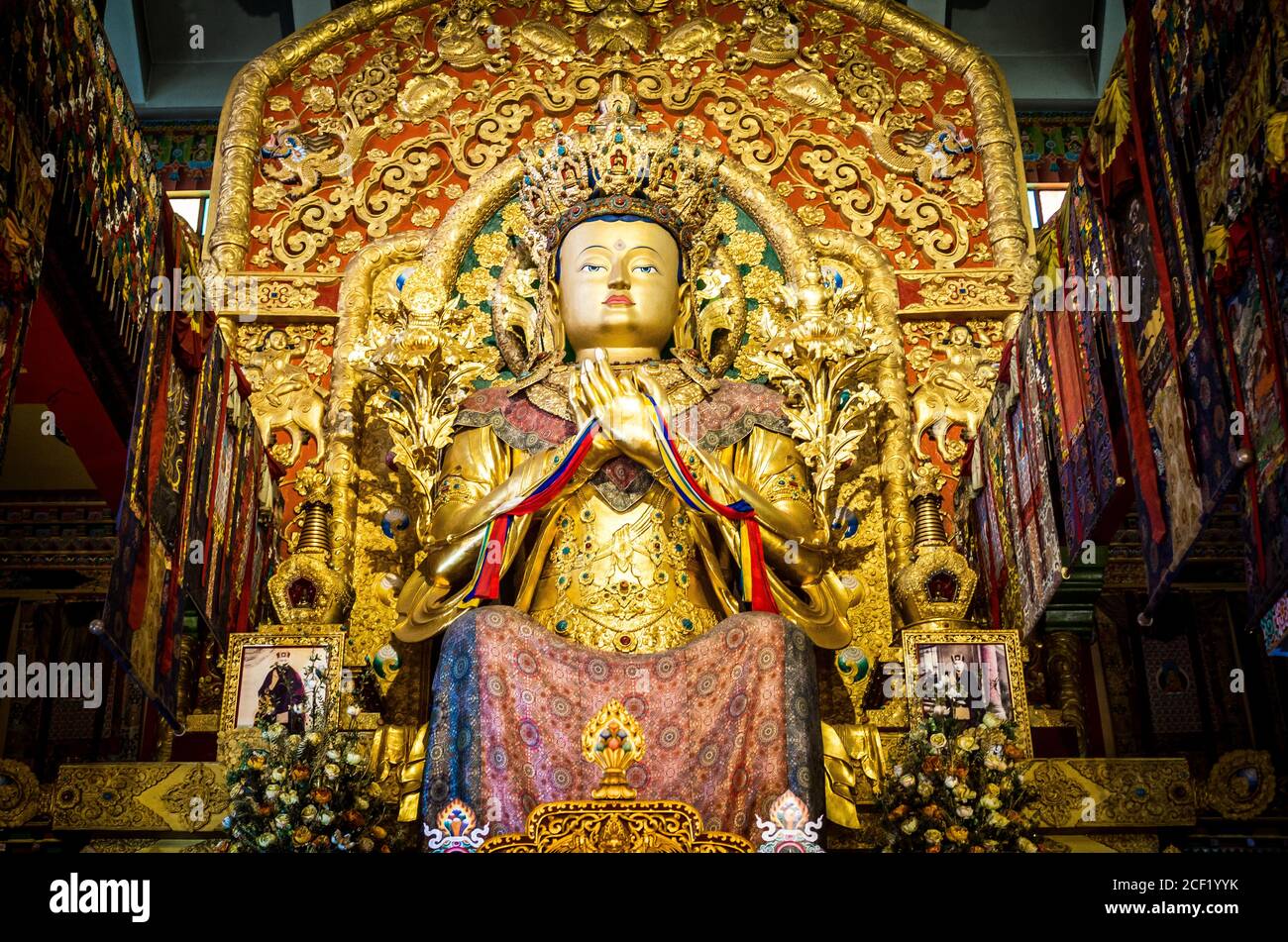 Maitreya Buddha befindet sich im Sherabling-Kloster von Bir Billing, Himachal Pradesh, Indien. Berühmtes buddhistisches Kloster in Bir & Billing of Himachal Prades Stockfoto