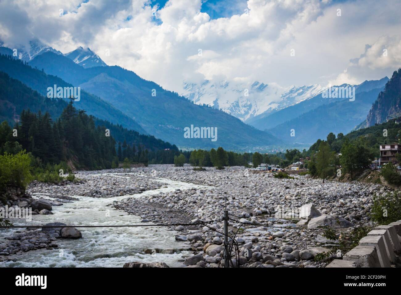 Manali, Himachal Pradesh. Panoramablick auf den Himalaya. Natürliche Schönheit des Solang Valley in Indien. Berühmter Touristenort für Reisen und Flitterwochen Stockfoto