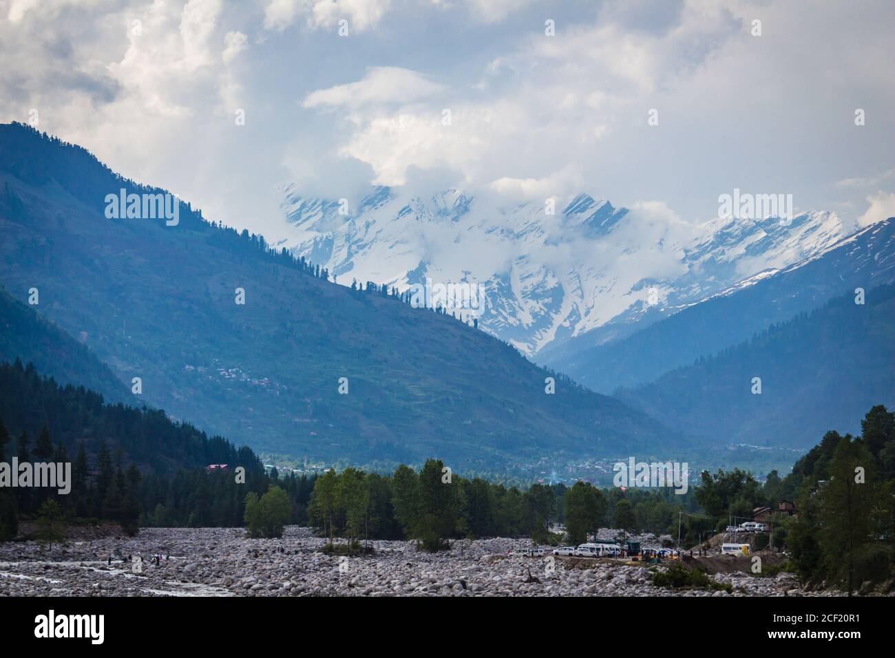 Manali, Himachal Pradesh. Panoramablick auf den Himalaya. Natürliche Schönheit des Solang Valley in Indien. Berühmter Touristenort für Reisen und Flitterwochen Stockfoto