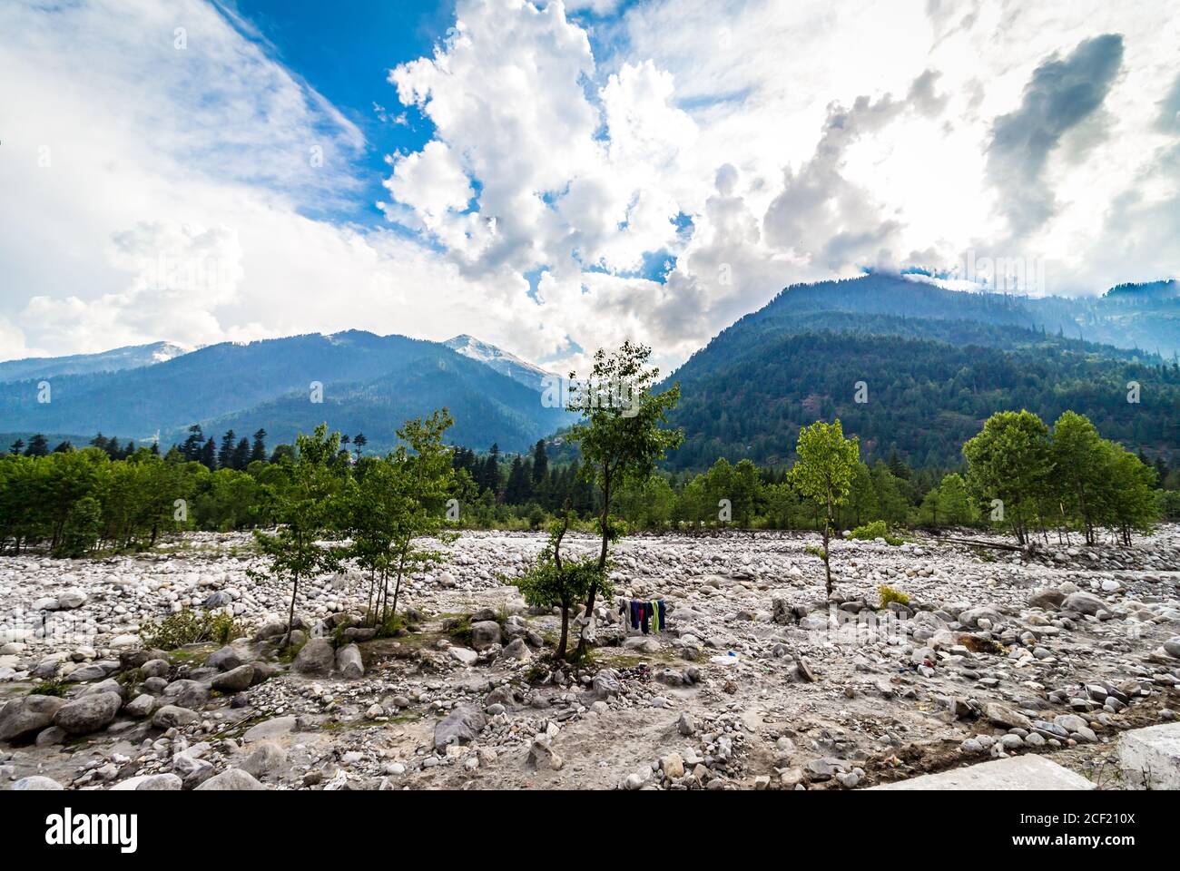Manali, Himachal Pradesh. Panoramablick auf den Himalaya. Natürliche Schönheit des Solang Valley in Indien. Berühmter Touristenort für Reisen und Flitterwochen Stockfoto