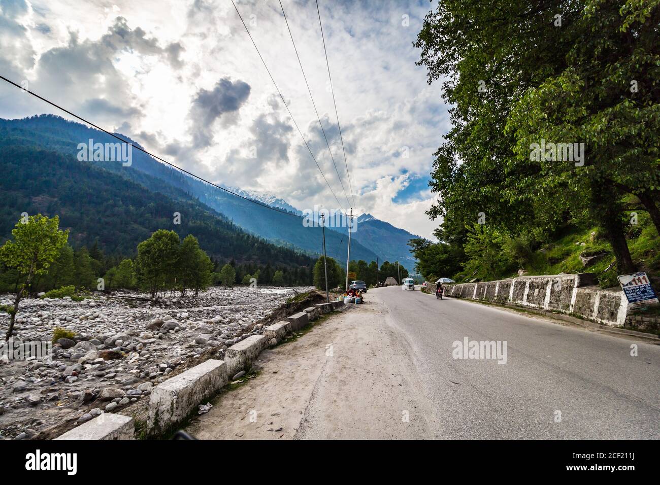 Manali, Himachal Pradesh. Panoramablick auf den Himalaya. Natürliche Schönheit des Solang Valley in Indien. Berühmter Touristenort für Reisen und Flitterwochen Stockfoto