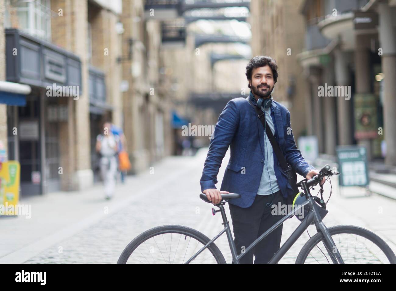 Portrait zuversichtlich Geschäftsmann mit Fahrrad in der Stadt Straße Stockfoto