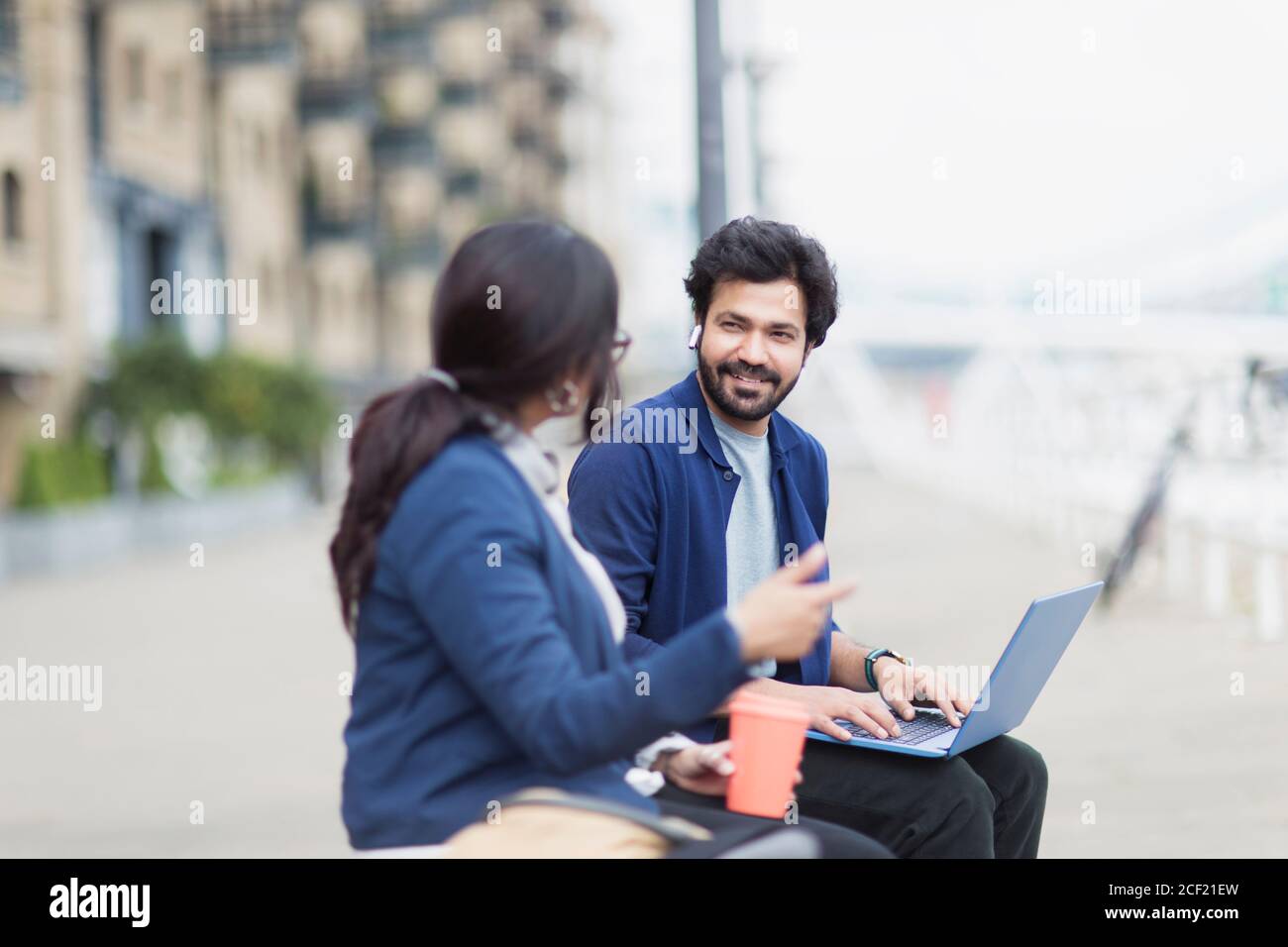 Geschäftsleute mit Laptop auf der Promenade Stockfoto