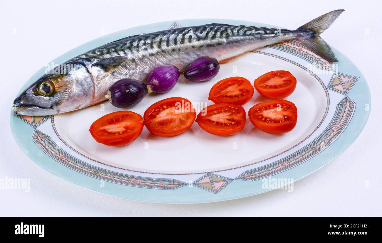 Italienische Blaufisch Makrele Mit Kirschtomaten Und Roten Zwiebeln Gekocht Stockfotografie Alamy