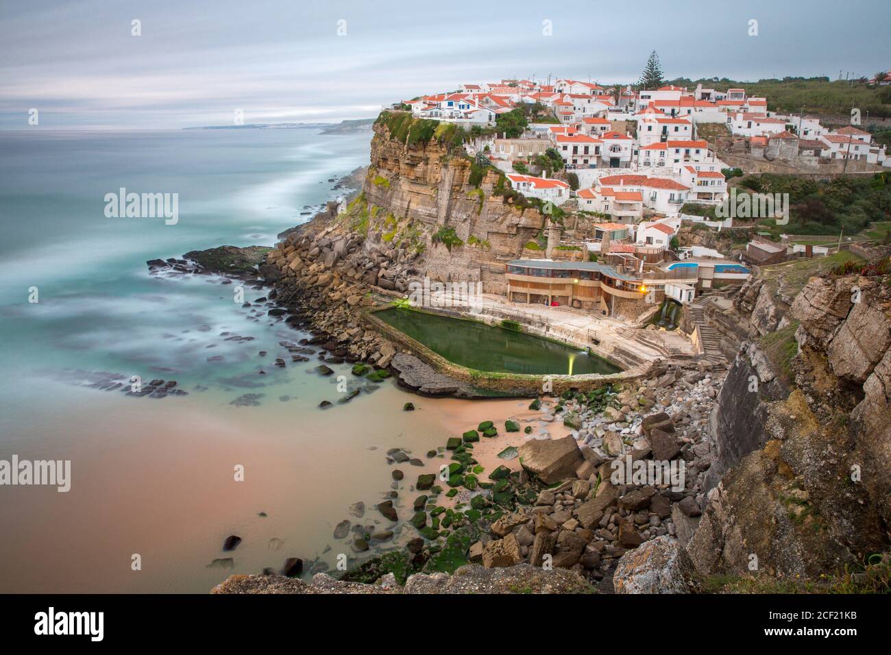 Azenhas do Mar Dorf in der Abenddämmerung, Sintra Portugal. Stockfoto