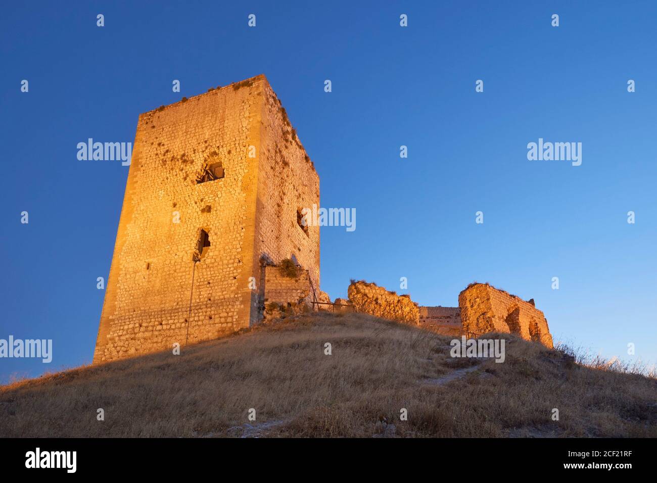 Ruinen der Burg La Estrella in Teba bei Nacht, Malaga. Andalusien, Spanien. Stockfoto