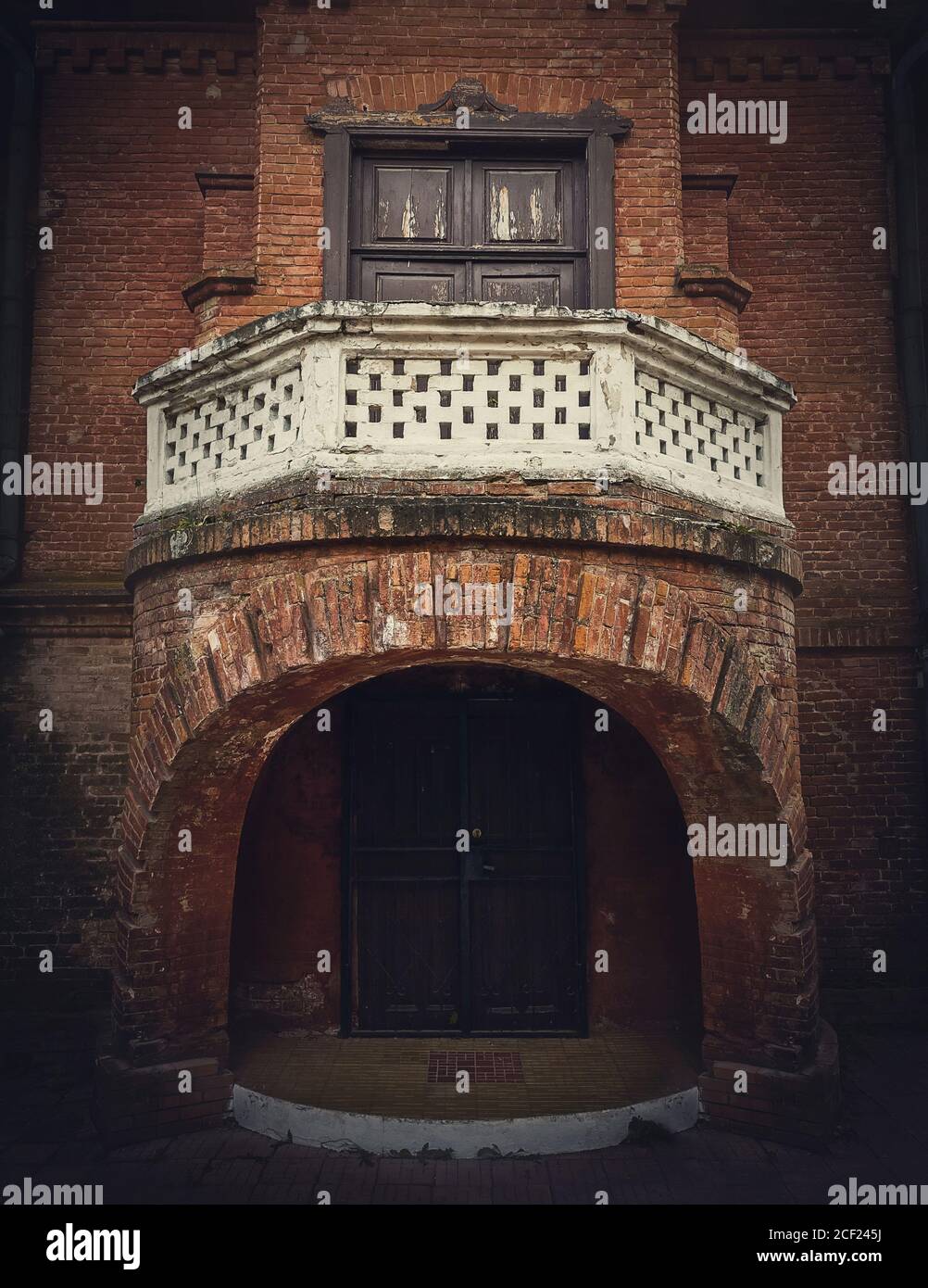 Architektur Details, die Eingangstür mit dem Balkon der Jagdschloss in Manuc bei Herrenhaus, Moldawien. Alte Backsteinfassade. Halloween-Haunte Stockfoto