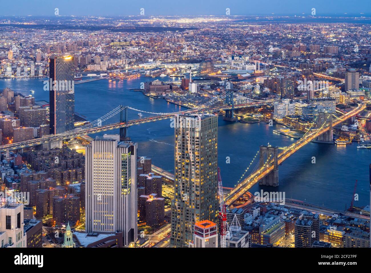 Luftaufnahme der Brooklyn Bridge und der Manhattan Bridge mit Brooklyn Stadtbild Wolkenkratzer aus Lower Manhattan in New York City New York State Stockfoto