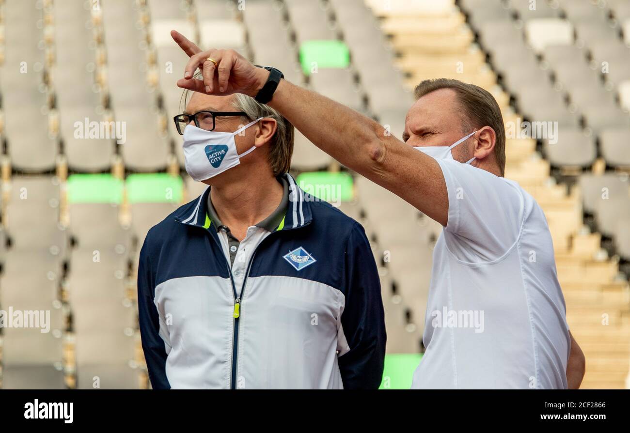 Hamburg, Deutschland. September 2020. Andy Grote (SPD, r), Hamburgs Sportsenator, zeigt Alexander Otto, Unternehmer und Mäzen der Künste, die modernisierte Tennisanlage im Hamburger Rothenbaum. Quelle: Axel Heimken/dpa/Alamy Live News Stockfoto