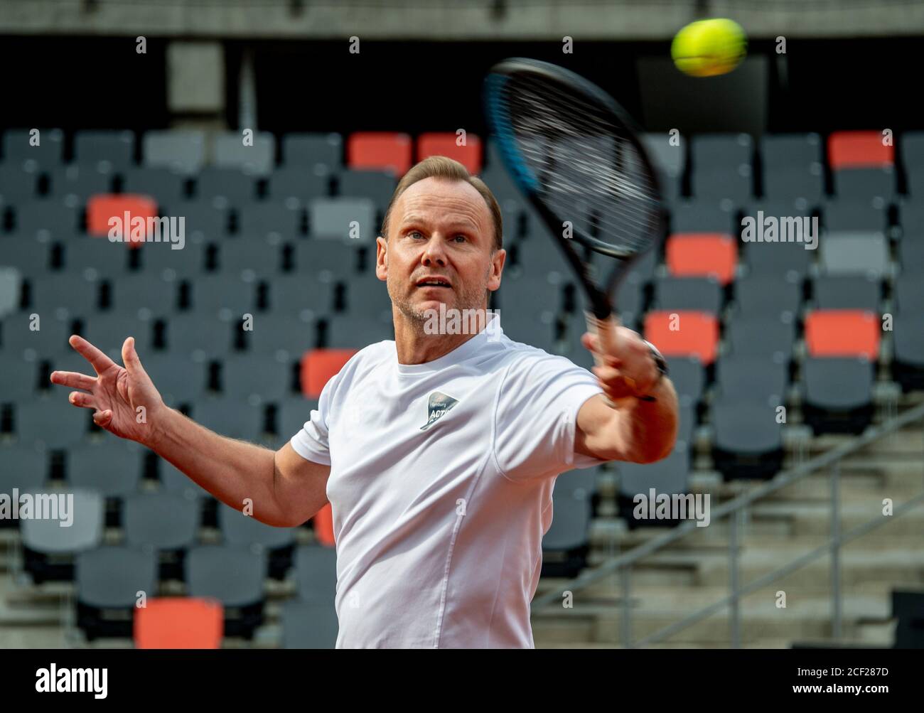 Hamburg, Deutschland. September 2020. Andy Grote (SPD, l), Hamburgs Sportsenator, spielt bei der Eröffnung der modernisierten Tennisanlage im Hamburger Rothenbaum. Quelle: Axel Heimken/dpa/Alamy Live News Stockfoto