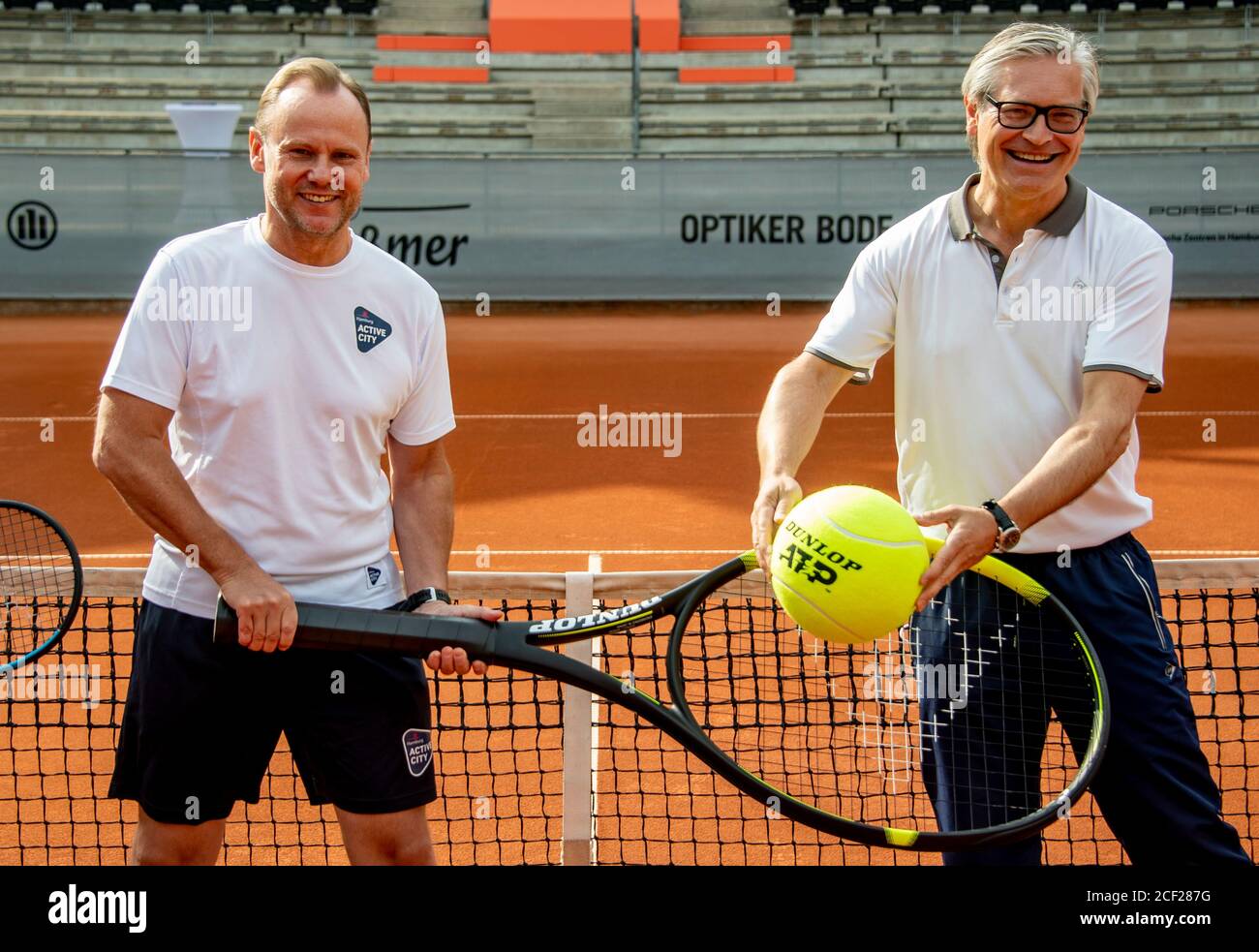 Hamburg, Deutschland. September 2020. Andy Grote (SPD, l), Hamburgs Sportsenator und Alexander Otto, Unternehmer und Mäzen der Künste, eröffnen die modernisierte Tennisanlage im Hamburger Rothenbaum. Quelle: Axel Heimken/dpa/Alamy Live News Stockfoto