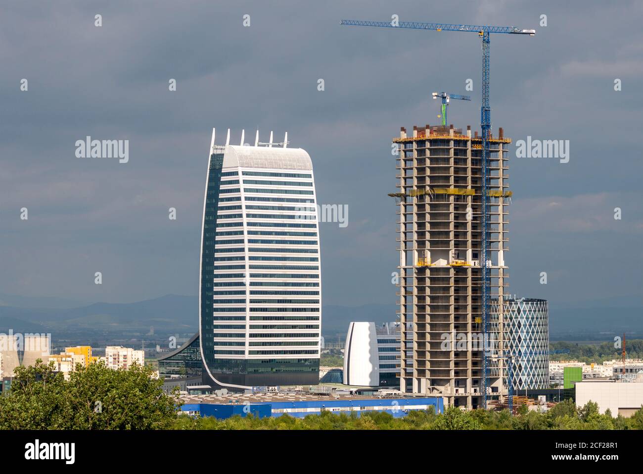 Städtische Infrastruktur das Sky Fort Bürogebäude befindet sich auf einer Baustelle Von A&A Architects neben dem Hauptstadtfort in Sofia Bulgarien im August 2020 Stockfoto