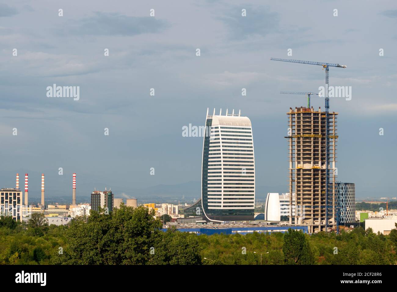 Blick über Sofia Bulgarien Außenbezirke mit der bald sein Das höchste Wolkenkratzer Gebäude Sky Fort Entwicklung und im Bau Standort im August 2020 Stockfoto