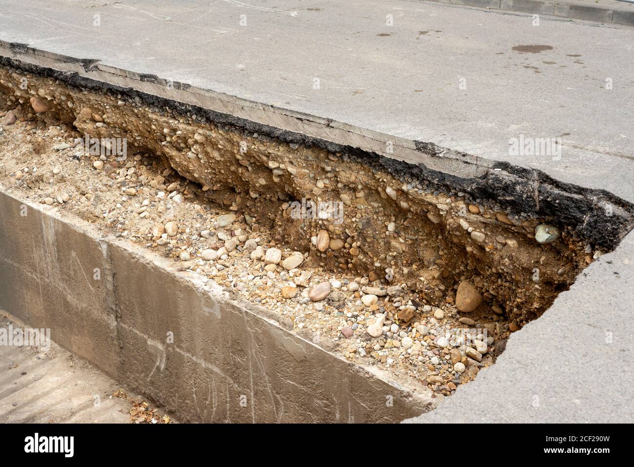 Straßengraben und Querschnitt der Straße und Aushub Baustelle mit Schichten aus Kies Sand und Asphalt Als städtische Infrastruktur Stockfoto