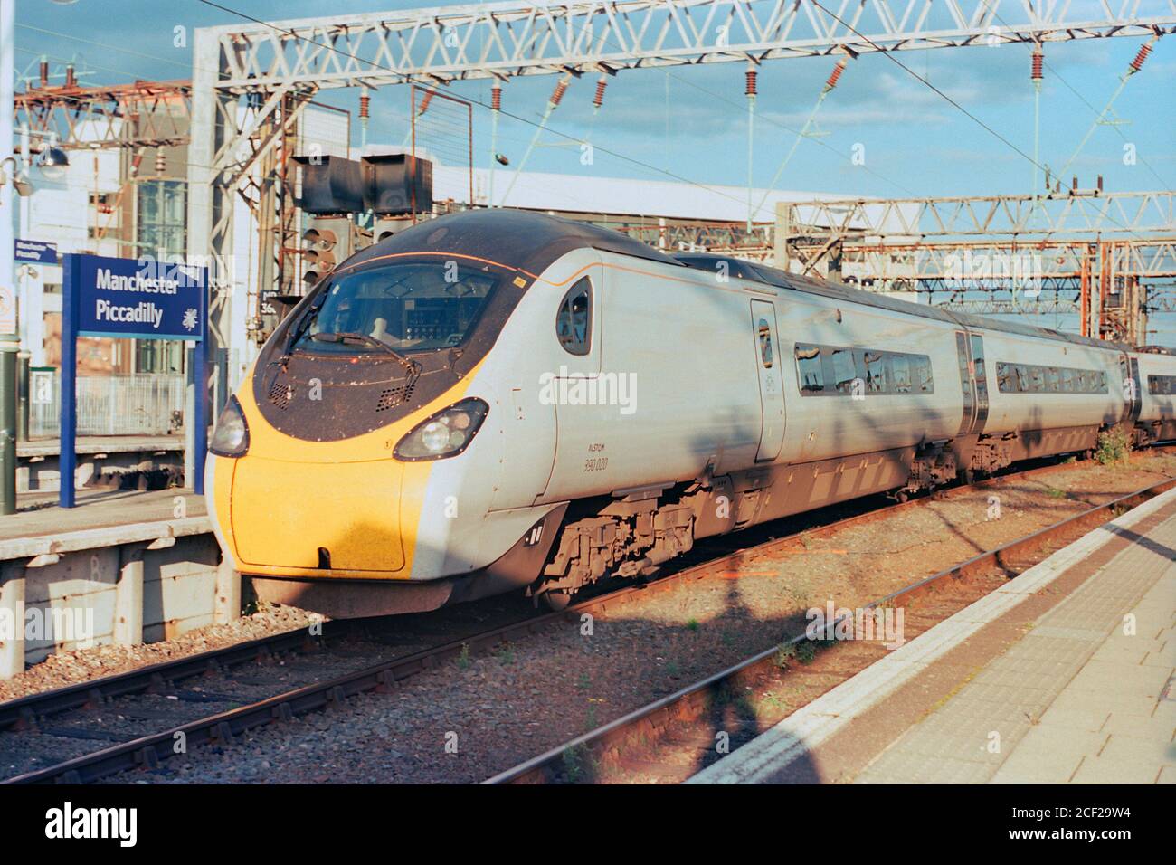 Manchester, Großbritannien - 1. September 2020: Ein elektrischer Hochgeschwindigkeitszug (Klasse 390), der von Avanti West Coast am Bahnhof Manchester Piccadilly fährt. Stockfoto
