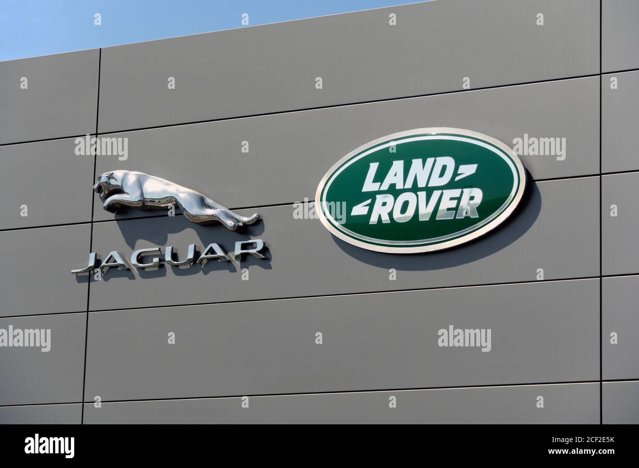 Jaguar Cars und Land Rover Logos. Kentdale Land Rover Dealership, Shap Road Kendal, Cumbria, England, Vereinigtes Königreich, Europa. Stockfoto