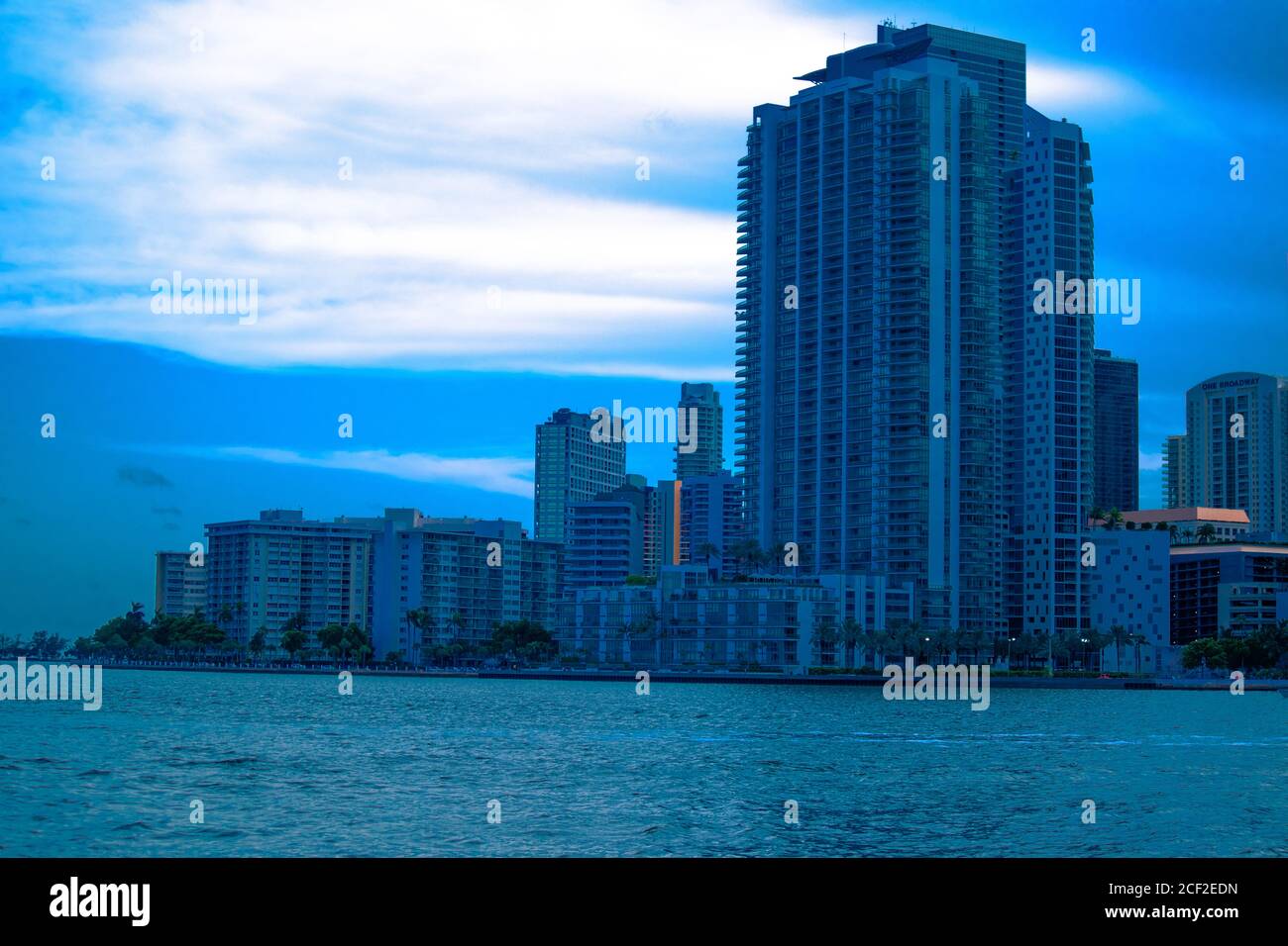 Blick auf Hochhäuser neben dem Miami South Channel in Brickell Miami, Florida, Gebäude in Brickell in der Nähe des Miami South Channel, Skyline von buil Stockfoto