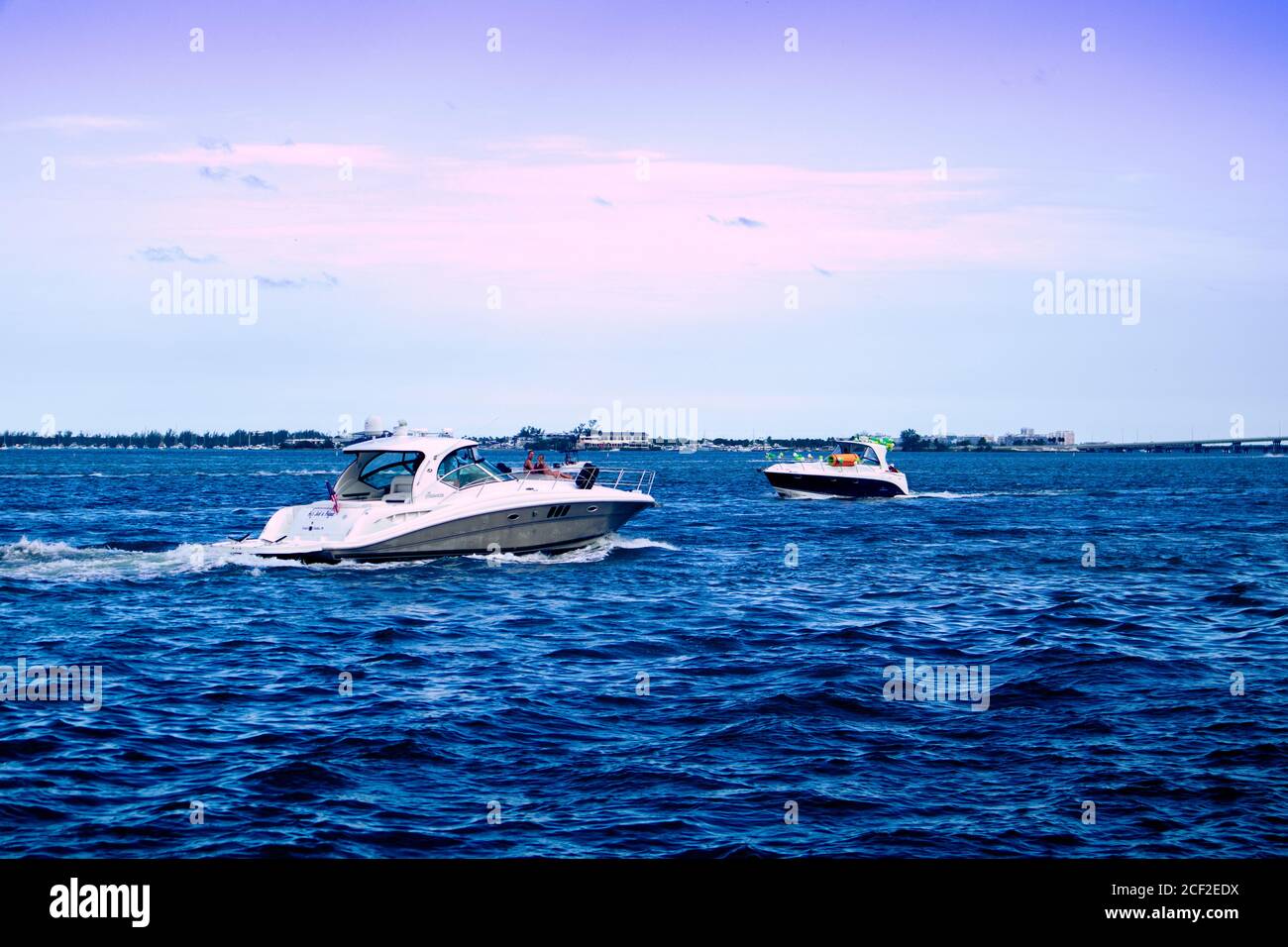 Miami, Florida/USA, 07/17/2020 - Menschen auf Booten im Miami South Channel nahe der Küste von Brickell Key in Miami, Boote nahe der Küste von Brickell Stockfoto