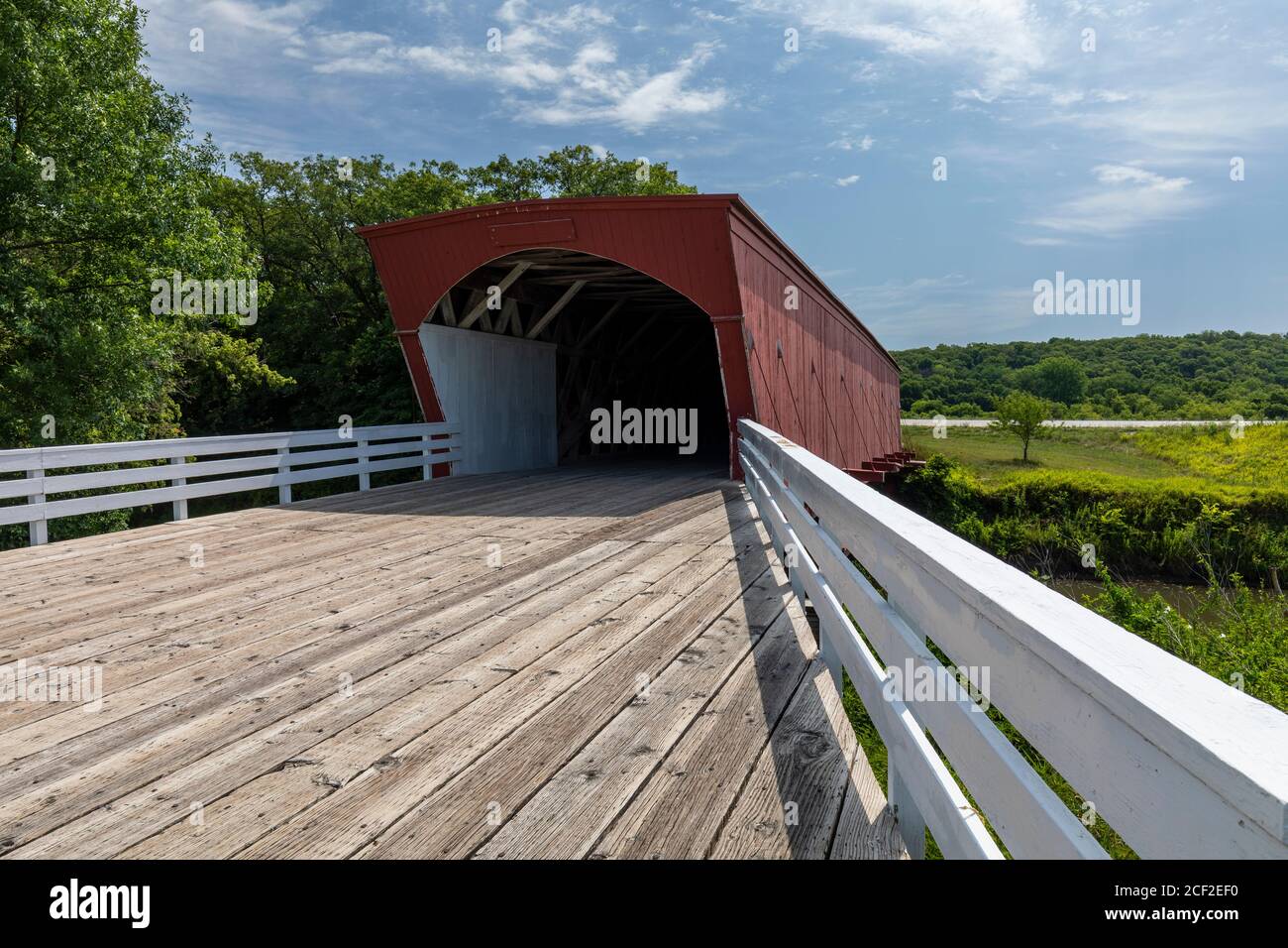 Eine alte rote hölzerne überdachte Brücke. Stockfoto