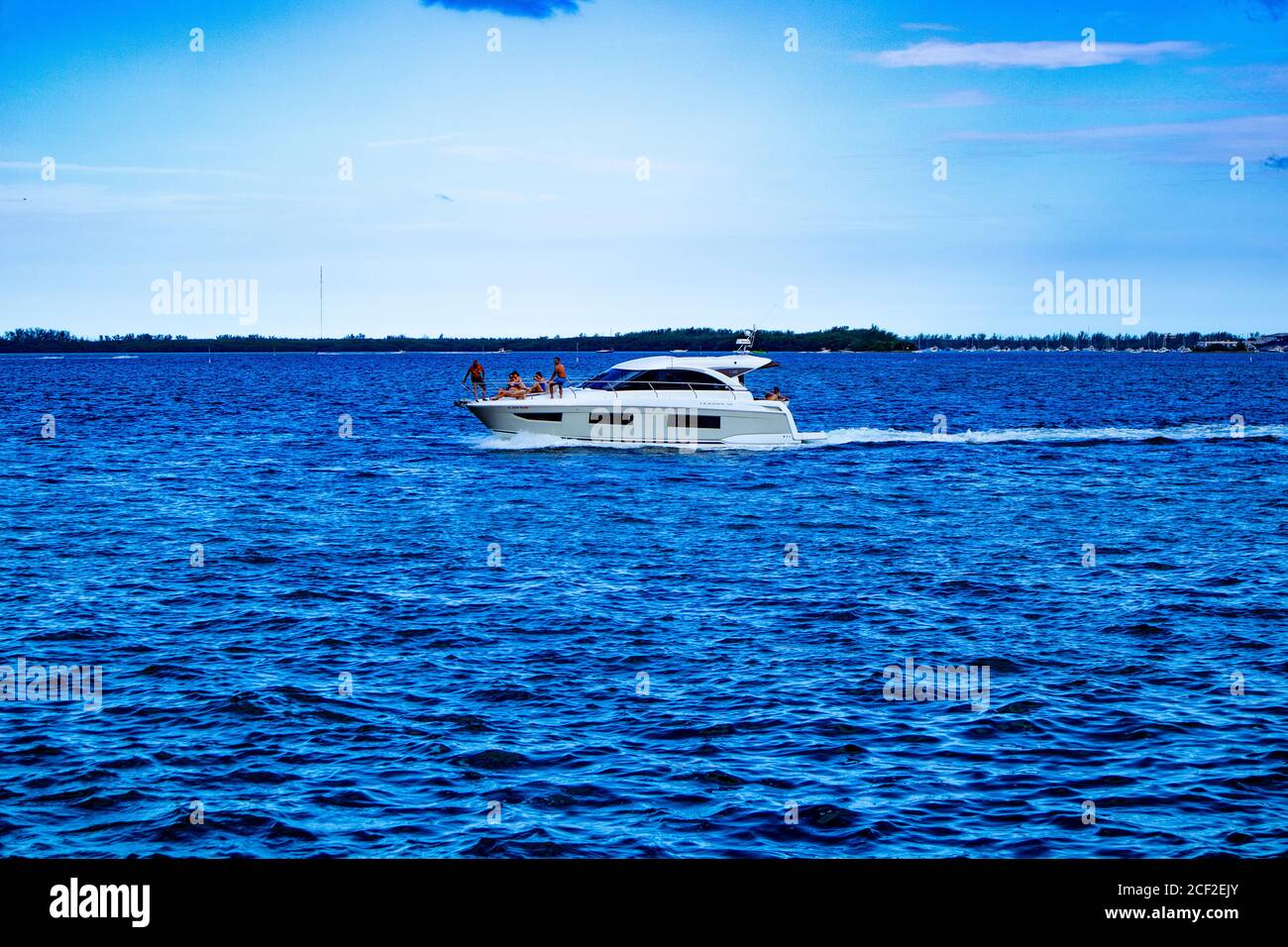 Miami, Florida/USA, 07/17/2020 - Menschen auf einem Boot im Miami South Channel nahe der Küste von Brickell Key in Miami, Menschen auf einer Yacht nahe der Küste Stockfoto