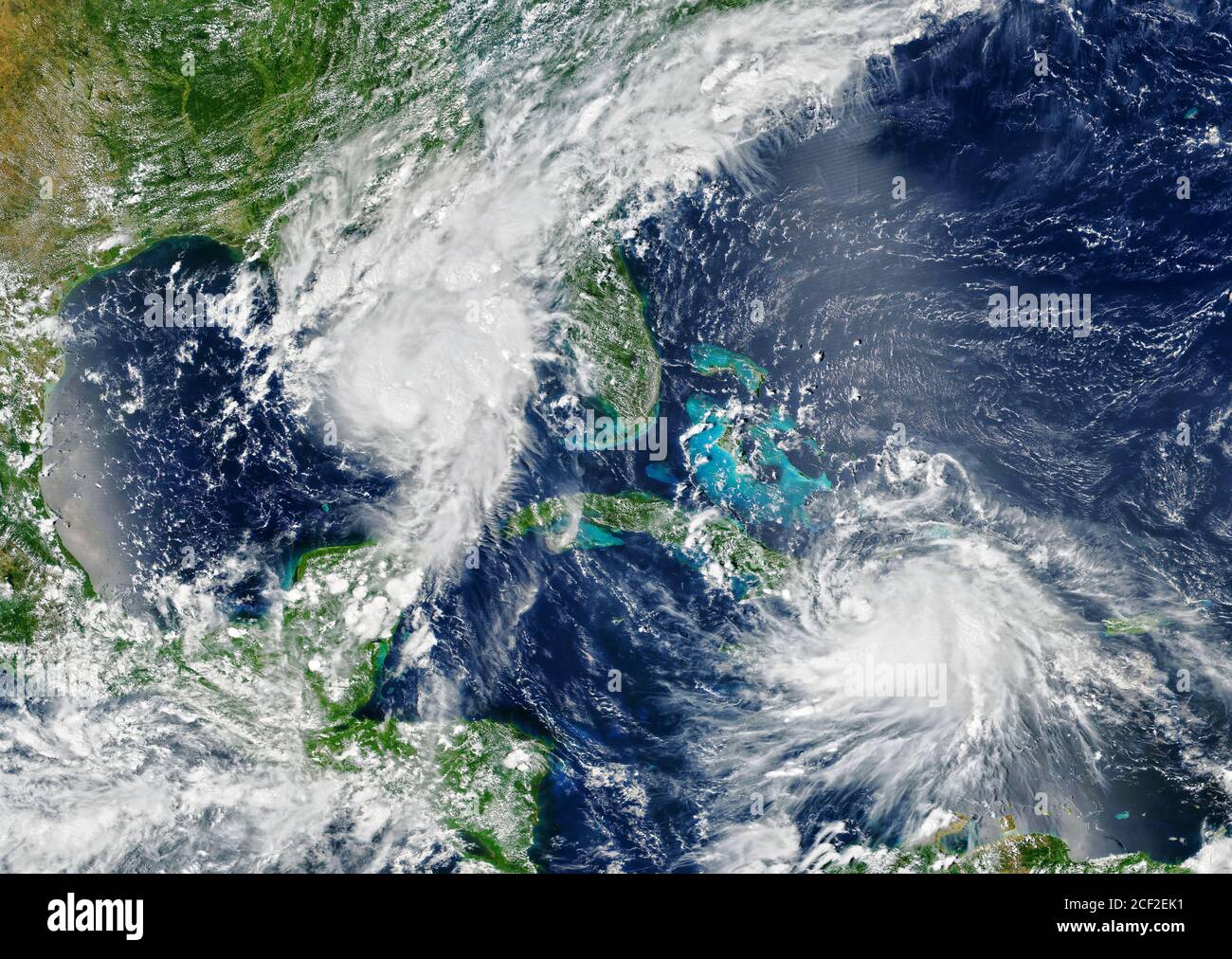 Laura und Marco Stürme nähern sich USA, Blick auf zwei tropische Hurrikane über Meer aus dem Weltraum. Taifune der Erde auf Satellitenfoto. Wetterkonzept Stockfoto