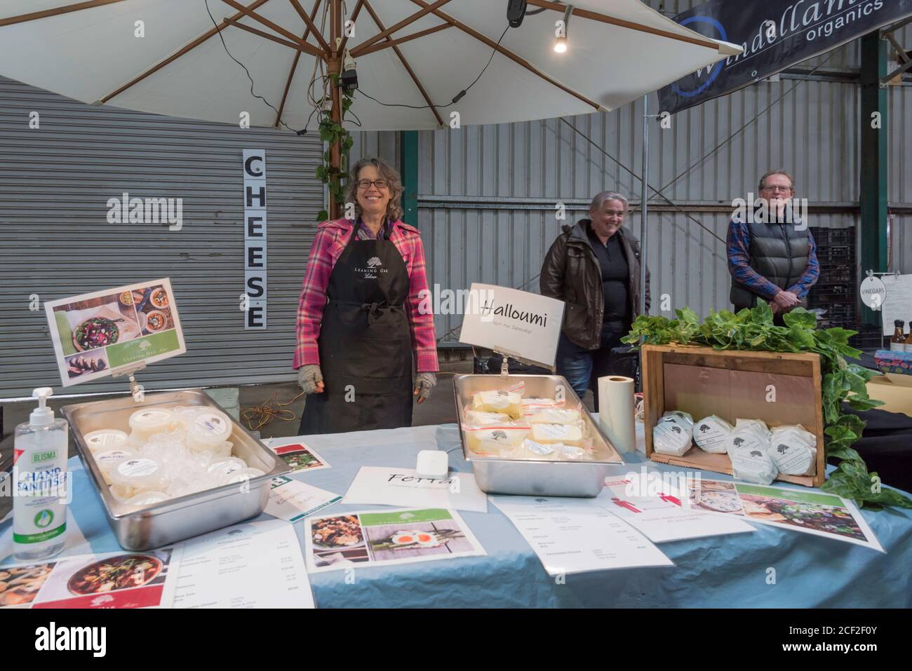 Menschen, die lokal hergestellten Käse auf dem Australian Capital Region Farmers Market in Mitchell (Canberra) ACT, Australien VERKAUFEN Stockfoto