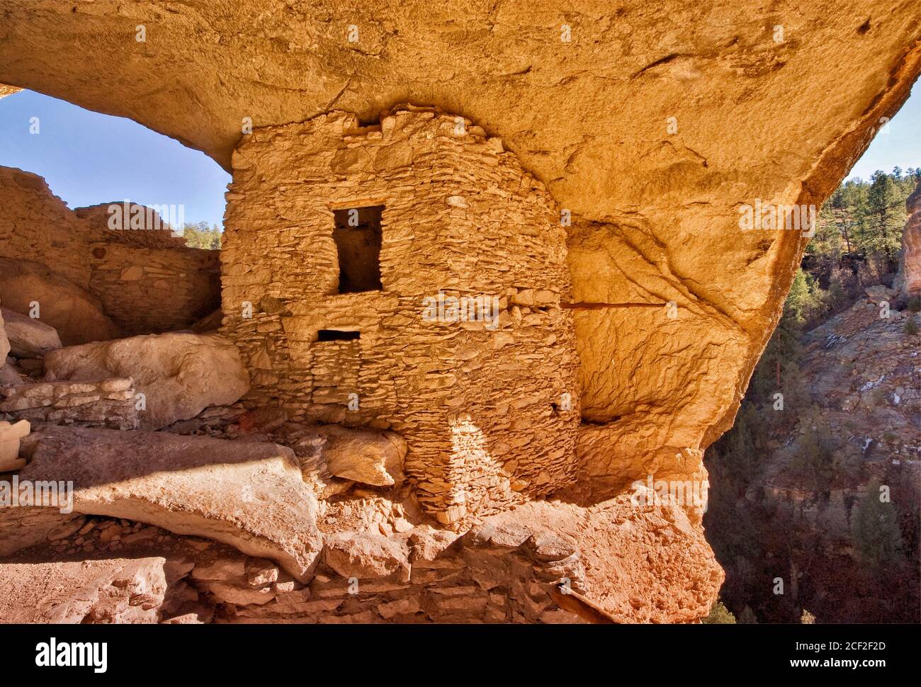 Zweistöckiges Haus in der Höhle im Gila Cliff Dwellings National Monument, New Mexico, USA Stockfoto