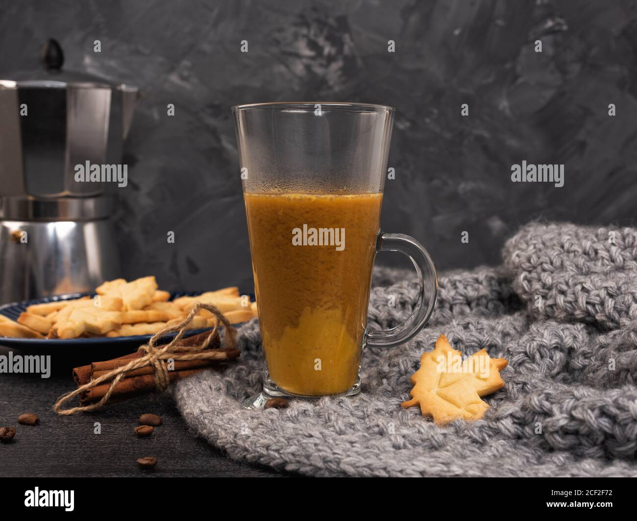 Kürbis süß würziger Latte mit Herbstkeks Stockfoto