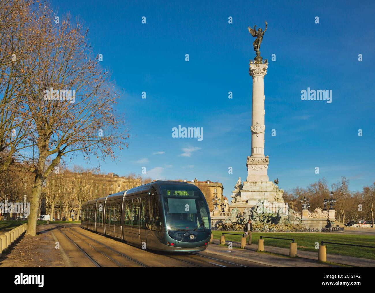 Bordeaux, Departement Gironde, Aquitanien, Frankreich. Straßenbahn des Stadtverkehrssystems, vorbei an Monument to the Girondins auf dem Place des Quinconces. Das KIS Stockfoto