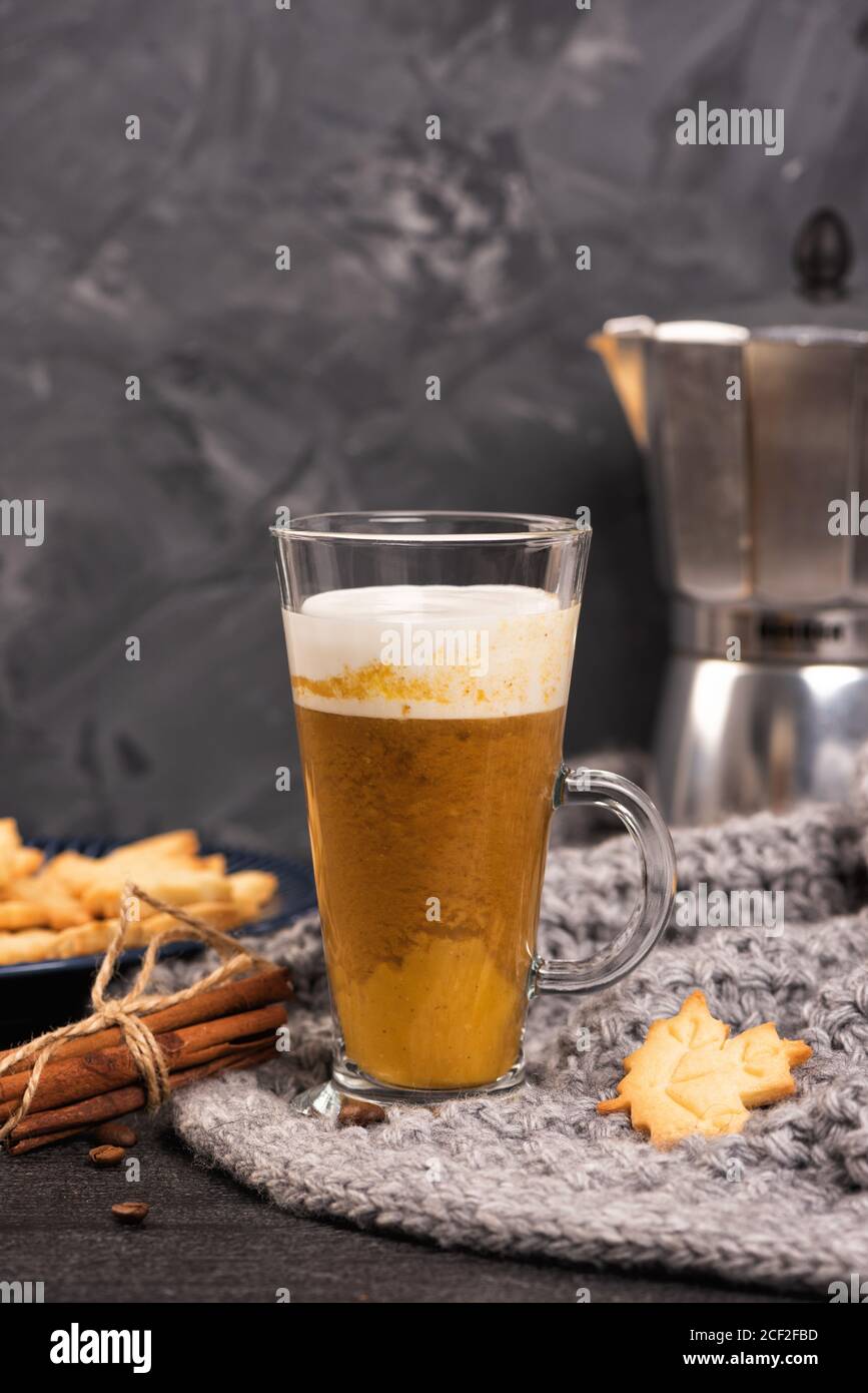 Kürbis süß würziger Latte mit Herbstkeks Stockfoto