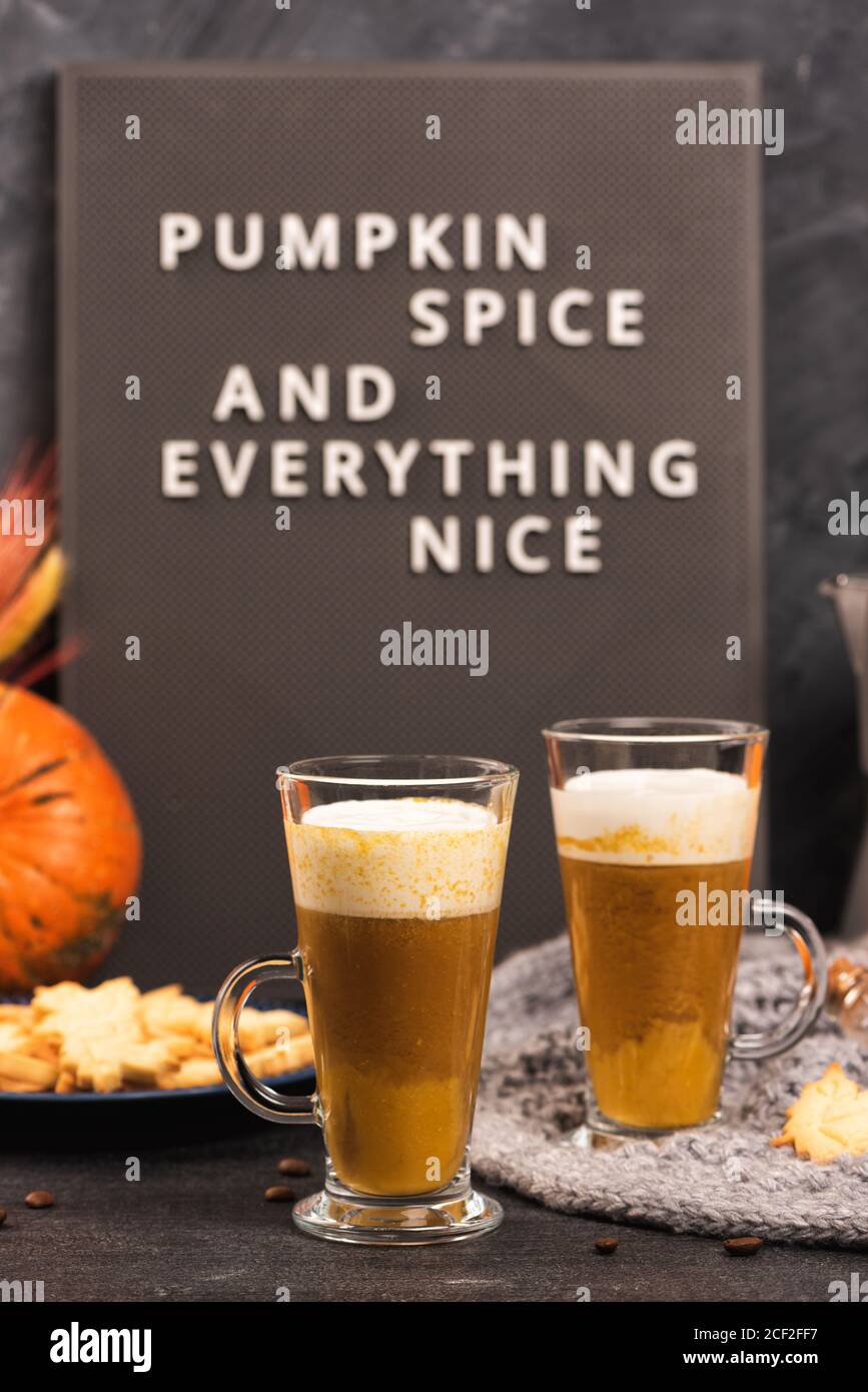 Kürbis süß würziger Latte mit Herbstkeks Stockfoto