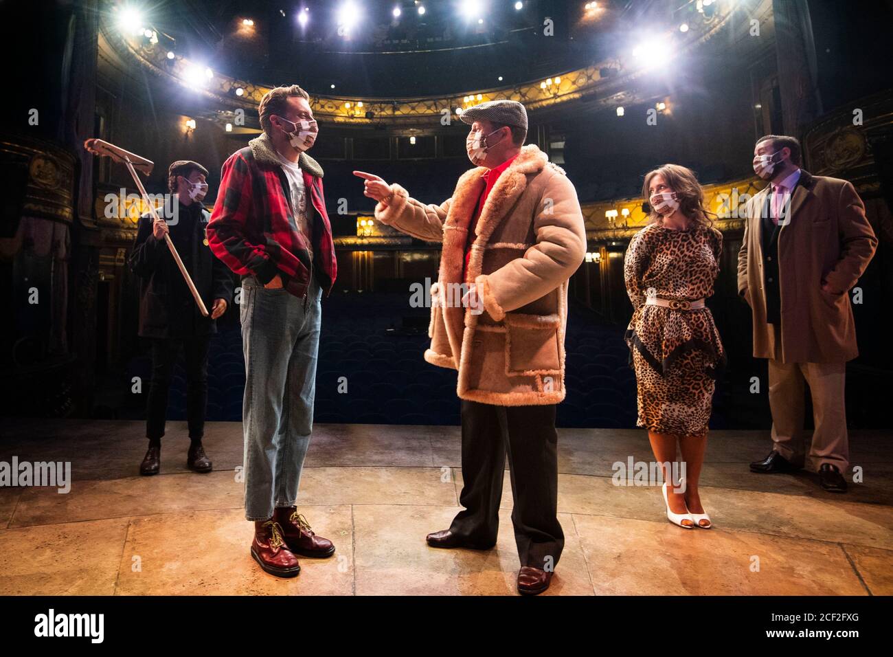 The Cast of Only Fools and Horses The Musical auf der Bühne im Theatre Royal Haymarket in London, nach einem 15-minütigen Schweigen, um Solidarität mit denen in der Theaterindustrie zu zeigen, die ihre Arbeitsplätze aufgrund der Coronavirus-Pandemie verloren haben. Stockfoto