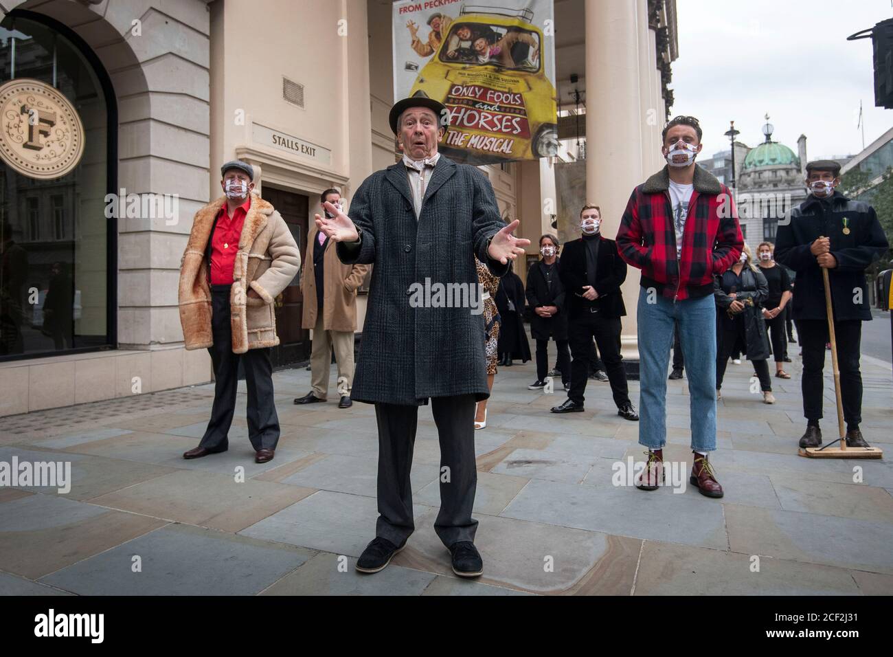 Paul Whitehouse (Mitte) als Großvater mit Mitgliedern der Besetzung und Crew von Only Fools and Horses The Musical nach einer 15-minütigen gesellschaftlich distanzierten Stille vor dem Theatre Royal Haymarket in London, Solidarität mit denjenigen in der Theaterindustrie zu zeigen, die ihre Arbeitsplätze aufgrund der Coronavirus-Pandemie verloren haben. Stockfoto