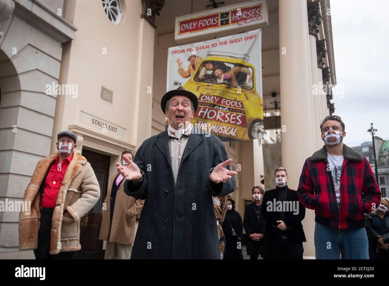 Paul Whitehouse (Mitte) als Großvater mit Mitgliedern der Besetzung und Crew von Only Fools and Horses The Musical nach einer 15-minütigen gesellschaftlich distanzierten Stille vor dem Theatre Royal Haymarket in London, Solidarität mit denjenigen in der Theaterindustrie zu zeigen, die ihre Arbeitsplätze aufgrund der Coronavirus-Pandemie verloren haben. Stockfoto