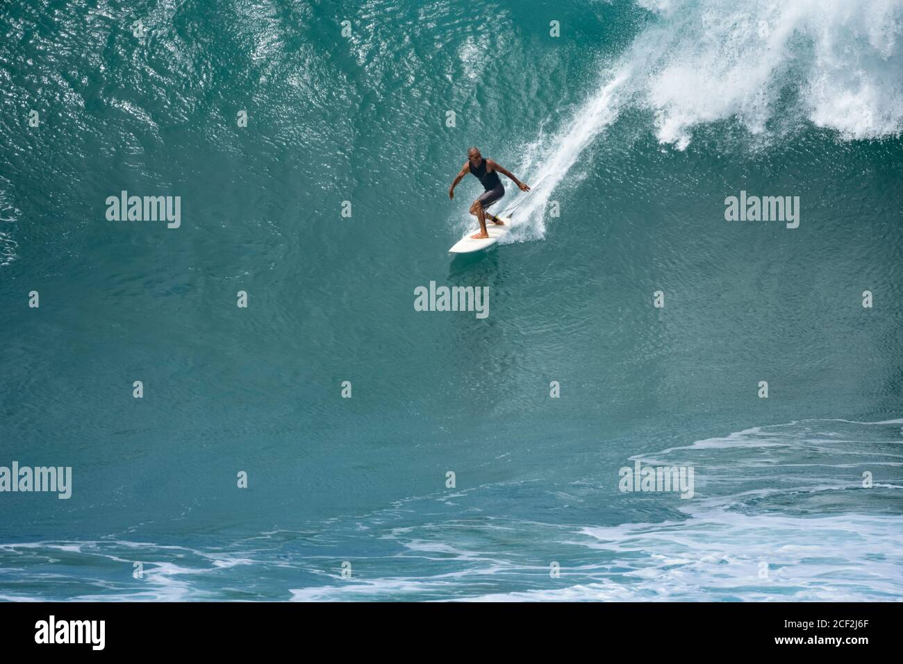 Maui, Hawaii; 8. November 2016: Surfer checkt links aus, um auf dieser beeindruckenden Welle fortzufahren. Stockfoto