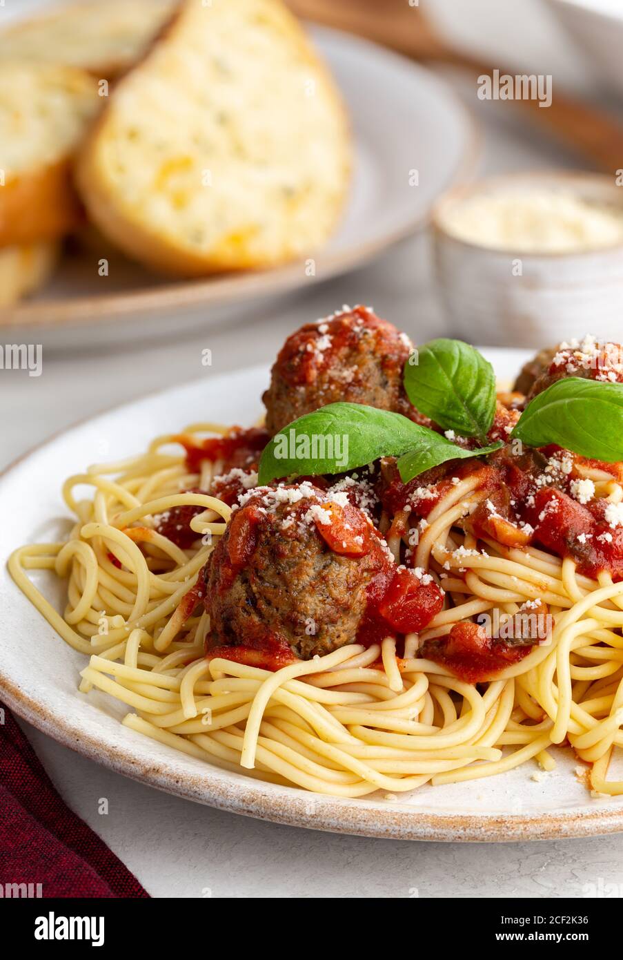 Spaghetti und Fleischbällchen mit Tomatensauce und Parmesankäse Ein Essteller Stockfoto