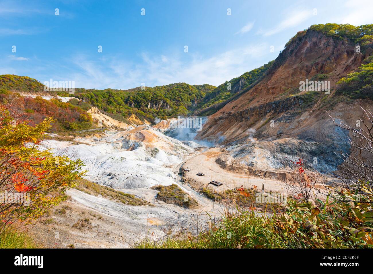 Jigokudani, auf Englisch als "Hell Valley" bekannt, ist die Quelle von heißen Quellen für viele lokale Onsen Spas in Noboribetsu, Hokkaido, Japan. Stockfoto