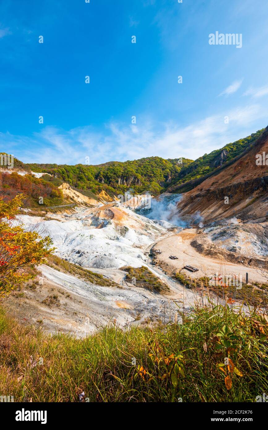 Jigokudani, auf Englisch als "Hell Valley" bekannt, ist die Quelle von heißen Quellen für viele lokale Onsen Spas in Noboribetsu, Hokkaido, Japan. Stockfoto
