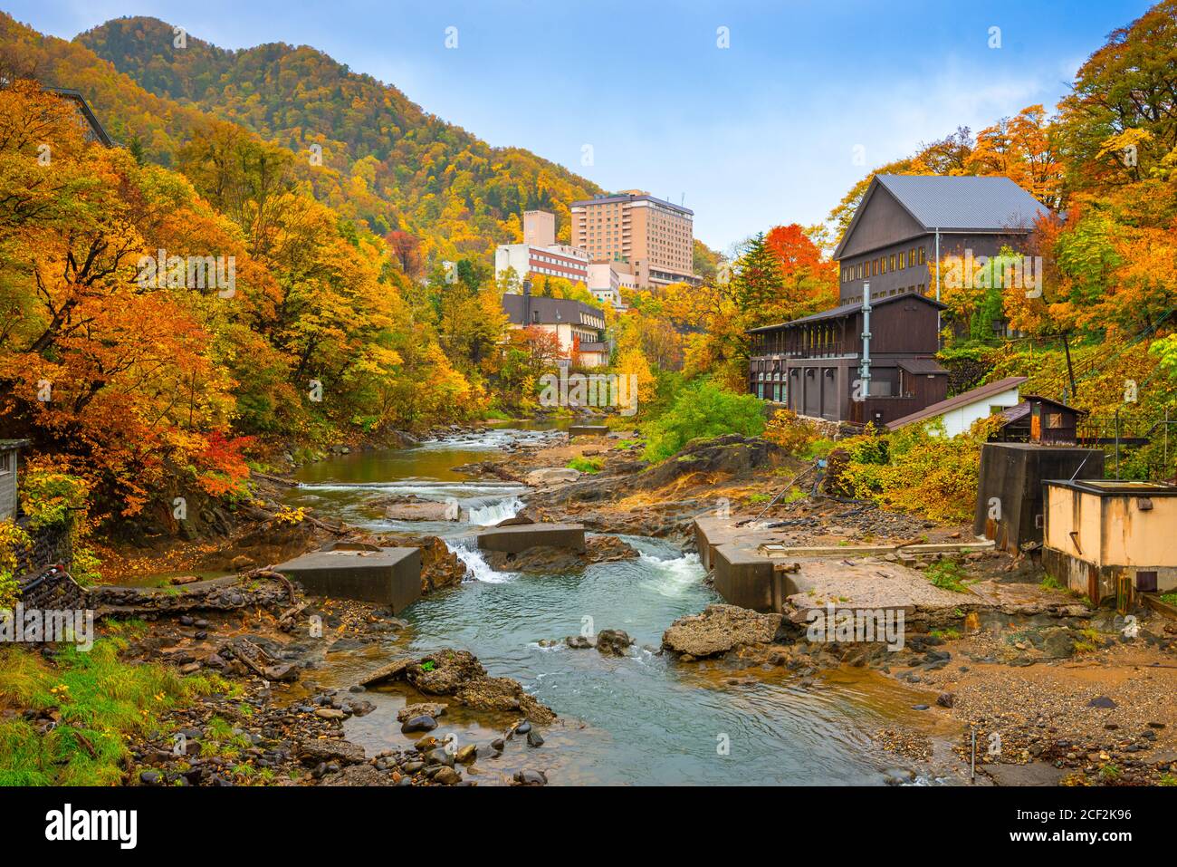 Jozankei, Japan Gasthäuser und River Skyline während der Herbstsaison. Stockfoto