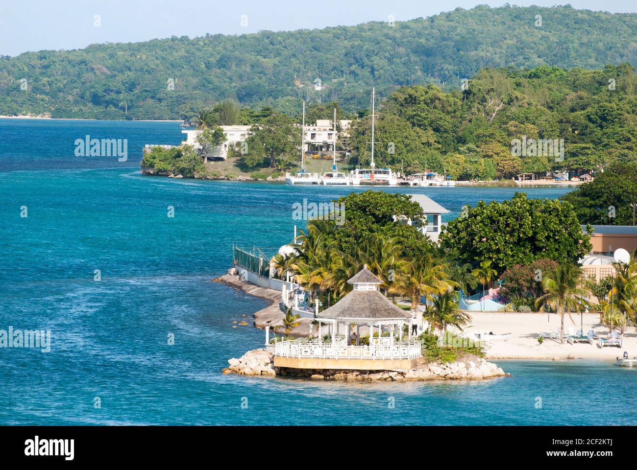 Der Blick auf den Strand Holzpavillon mit Ocho Rios Resort Stadt Küste im Hintergrund (Jamaika). Stockfoto